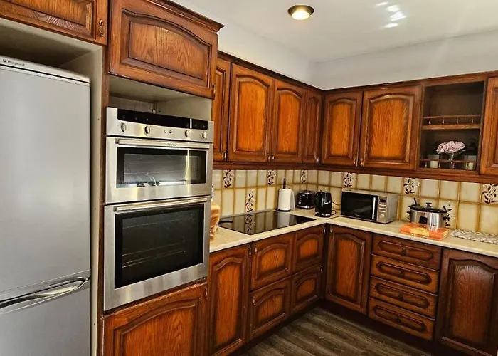 Stylish 2 Bed Room Terrace House