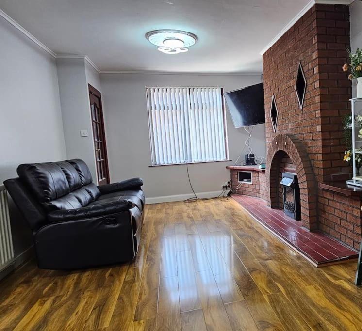 Stylish 2 Bed Terrace House *